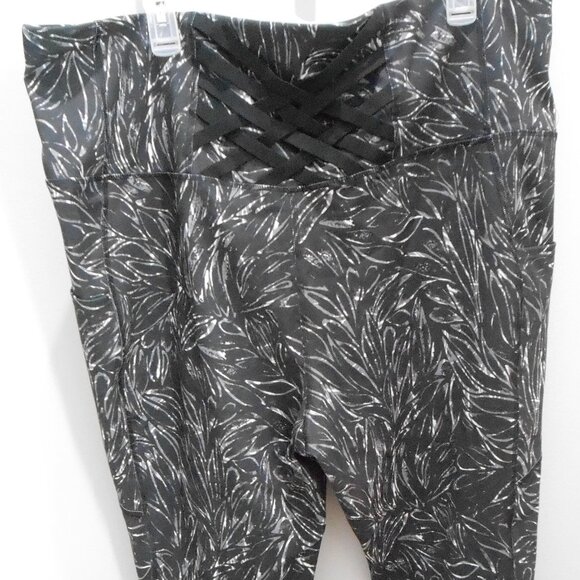 MTA Sport Black with Gray & White Designs Women's Work Out Gym Capri's-Size 3X - Picture 6 of 6